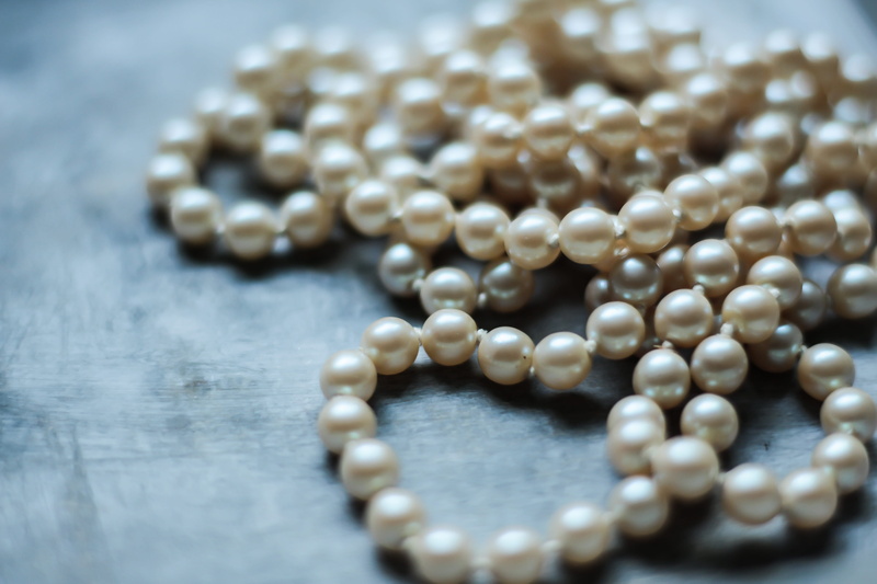 precious Gem, white color, Beads, luxury, large group of objects, necklace, table, wealth, Chaplet, abundance, indoors, no people, antiques, selective focus