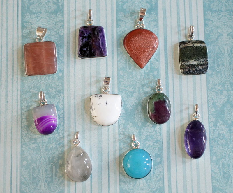 green, assorted, gem, jewellery, jasper, arrangement, lot, christmas ornament, choice, collection, decoration, amulet, pendant, still life, bunch, purple