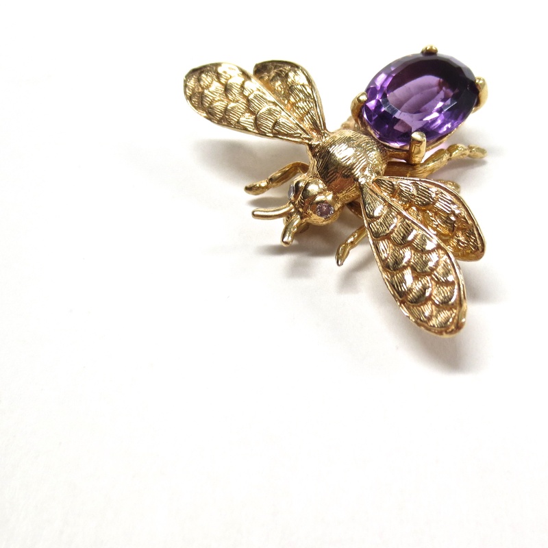 white background, colored, animal wing, no people, gold, indoors, 1080P, gemstone, insect, one animal, animals in the wild, fine, antique, wing, design