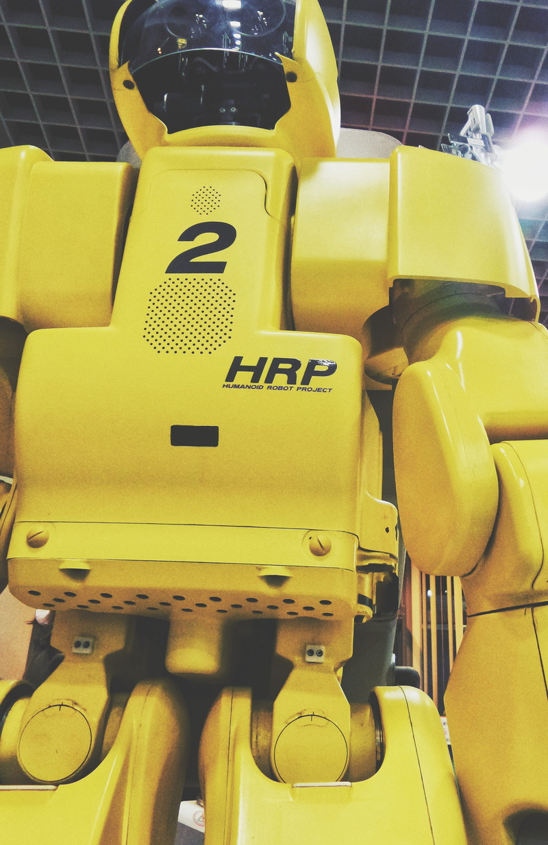 torso, day, 4K, yellow, text, joints, アンドロイド, motor vehicle, humanoid, healthcare and medicine, still life, mode of transportation, 人工知能, western script
