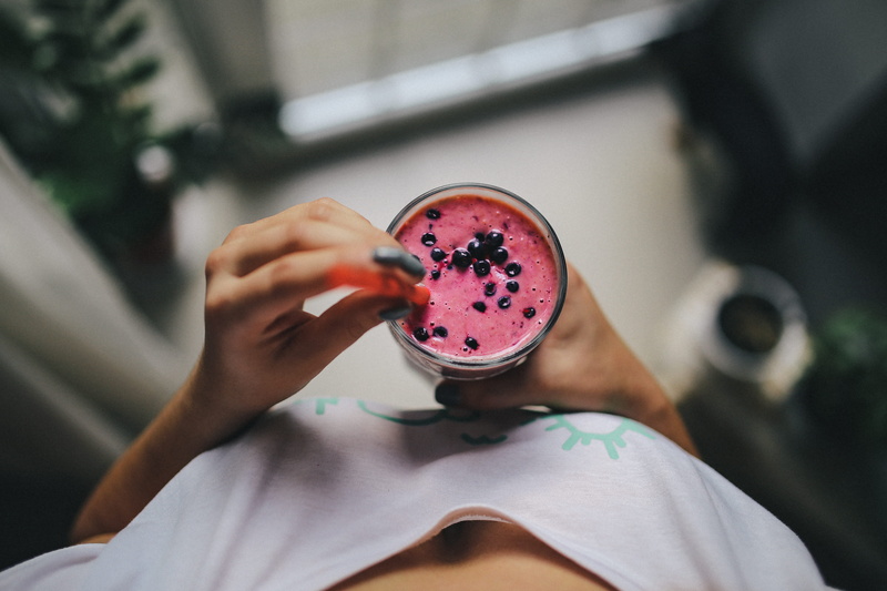 5K, only women, focus on foreground, dieting, females, freshness, morning, meal, food and drink, healthy eating, one Person, breakfast, yoghurt, healthy lifestyle