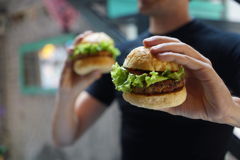 selective Focus, cheeseburger, healthy, crispy, Vegetarian, close-up, human Hand, two, people, unrecognizable Person, person, ready-to-eat, fast Food Restaurant