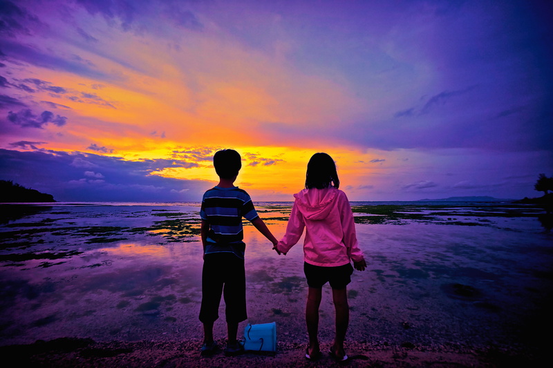 standing, silhouette, vacations, outdoors, Japan, sea, beach, time, holding, people, others, ties, sunset, boy and girl, Okinawa, sunset  beach, hand, begin here