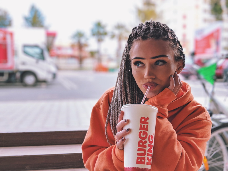 sipping, cup, focus on foreground, transportation, drinking, burger, beautiful woman, drink, coffee - drink, king, coffee, 4K, coffee cup, portrait, city