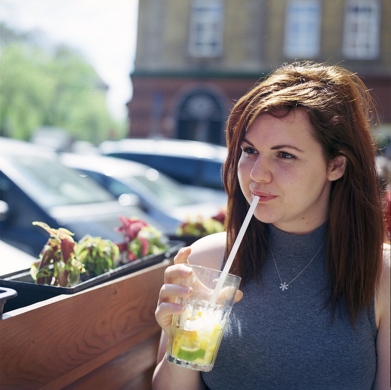 refreshment, young adult, summer, long hair, drinking, one person, focus on foreground, smile, 5K, female, straw, woman, caucasian, hair, emotion, lemonade