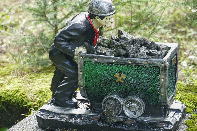 unique, grass, field, men, green color, growth, real people, nature, land, lore, small, ore, outdoors, day, standing, plant, mining, adult, 5K, bergmann