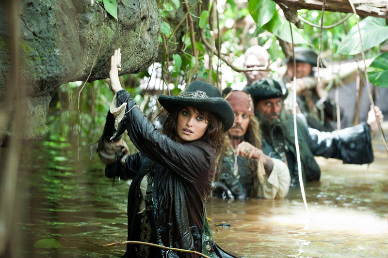 women, Johnny Depp, 1080P, Pirates Of The Caribbean, young women, beautiful woman, young adult, outdoors, Penelope Cruz, water, Ian McShane, clothing
