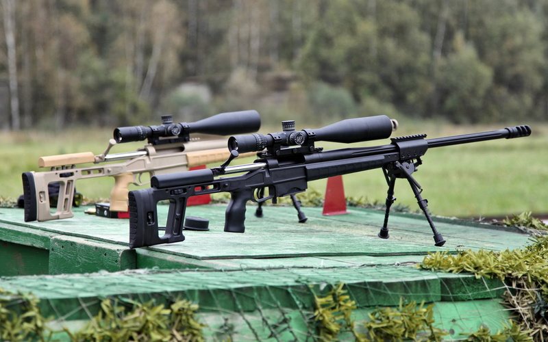 outdoors, selective focus, security, conflict, black, land, rifle, beige, war, military, water, plant, fighting, rifles, gun, day, two, focus on foreground