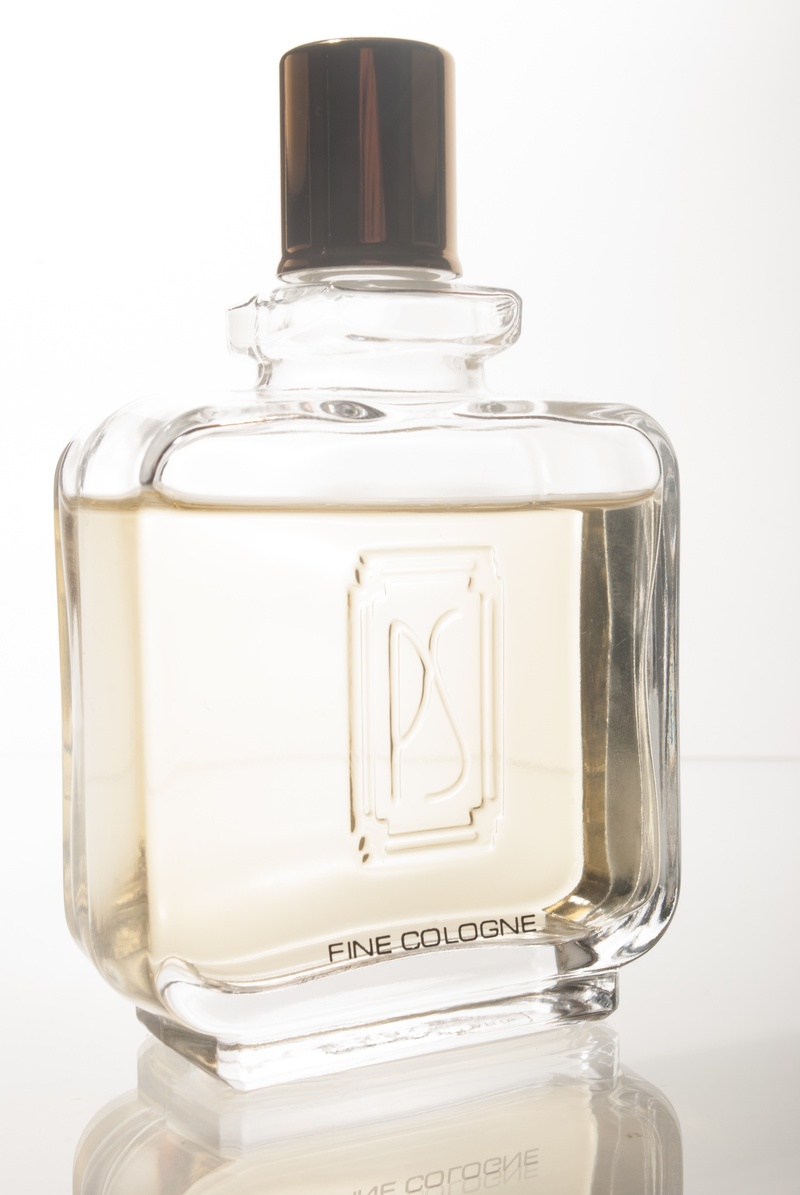 jar, focus on foreground, close-up, fragrant, 4K, bottle, con, container, studio shot, fragrance, reflection, fine, beige, perfume, surface, perfume bottle