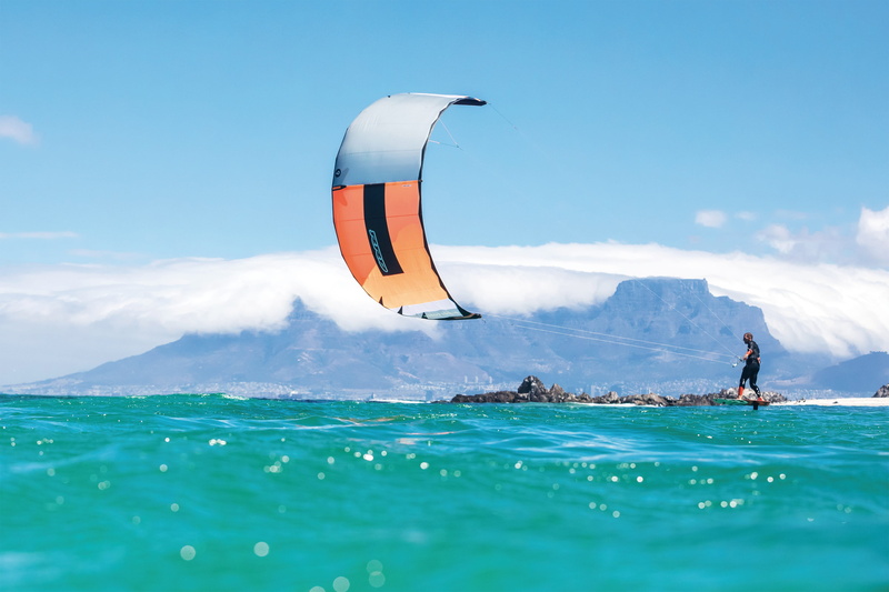 4K, sky, real people, water, mountains, horizon, leisure activity, kitesurfing, beauty in nature, men, non-urban scene, waterfront, day, sport, kite surfing