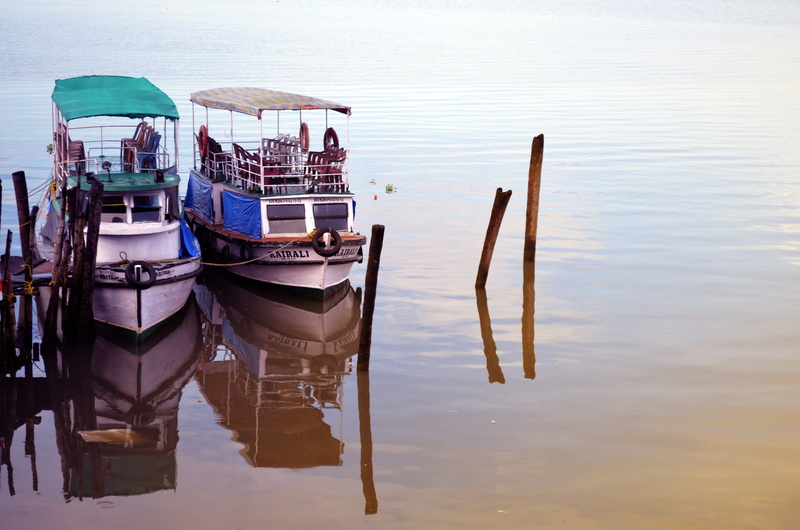 outdoors, wood - material, waterfront, no people, moored, mode of transportation, nature, rowboat, day, tranquil scene, sky, sea, tranquility, post, wooden post