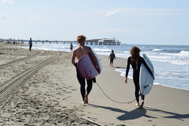 real people, sunlight, couple, land, outdoors, versilia, sea, jetty, women, full length, beach, leisure activity, 5K, sports, day, lifestyles, horizon over water