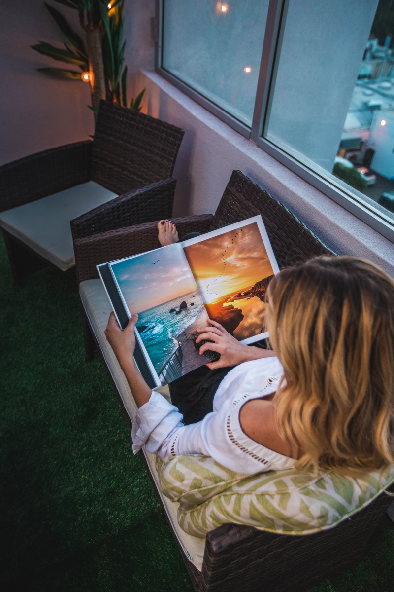 reader, 5K, sofa, hairstyle, window, hardcover, laguna, using laptop, blonde, young women, looking, holding, sitting, one person, los angeles,