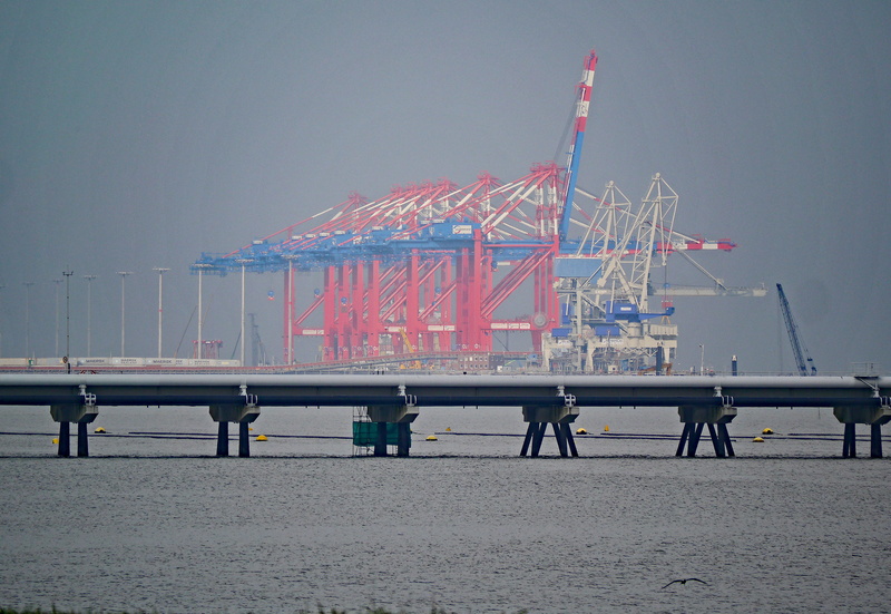 transport, men, technology, Haze, discharge, 4K, jade, envelope, loading, industry, investors, sky, real people, crane - construction machinery, land