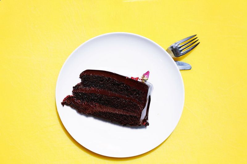 table knife, studio shot, round, sweet, food, photo, yellow, dessert, unhealthy eating, close, yellow background, silverware, icing, knife, chocolate, sweet food