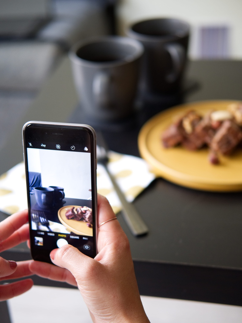 snack, human Hand, holding, computer, plate, people, telephone, recipe, communication, wireless Technology, computer Monitor, mobile Phone, foodphotography