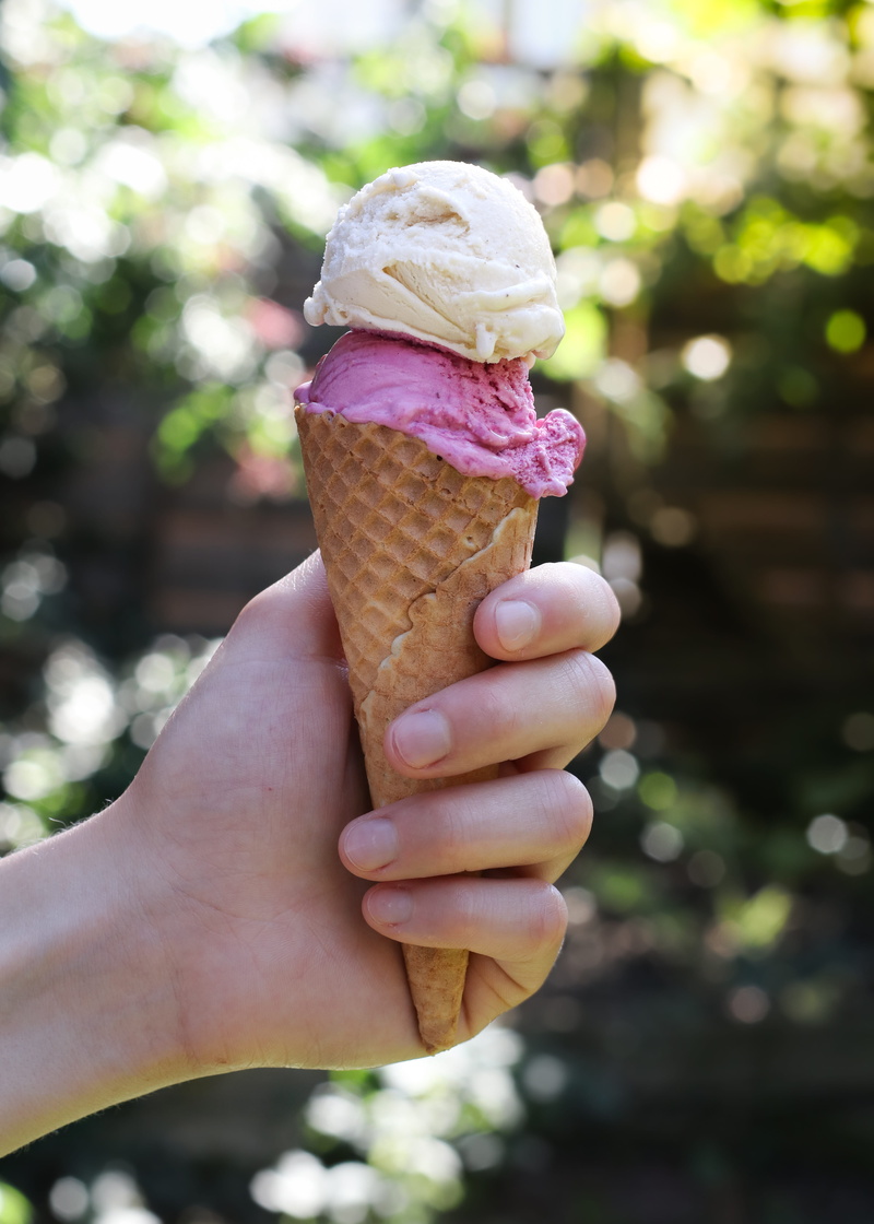 hand, sweet, outdoor, hot, human body part, melting, indulgence, cream, outdoors, finger, food and drink, frozen, frozen food, human limb, real people