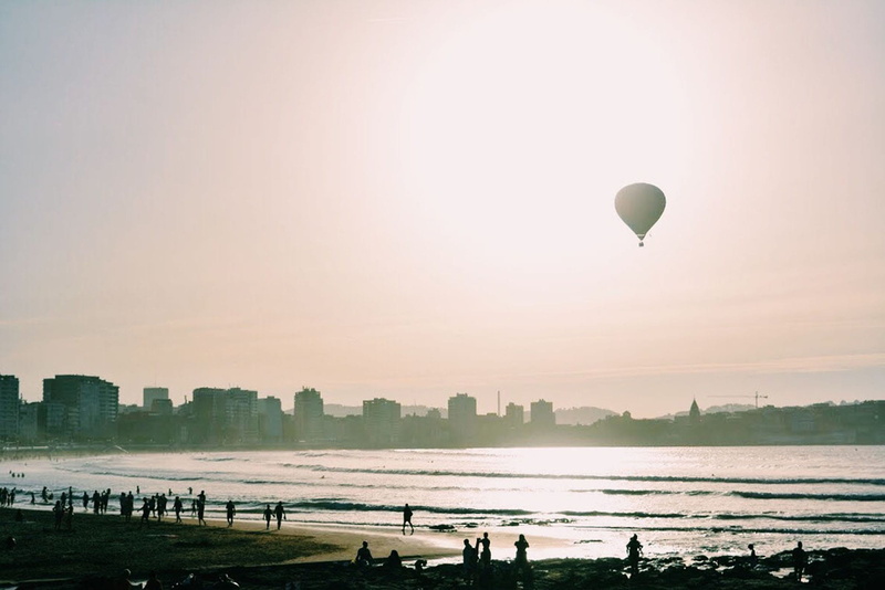 sunset, sea, outdoors, citylife, hotairballon, city, skyscraper, air vehicle, mode of transportation, 1080P, balloon, transportation, building exterior