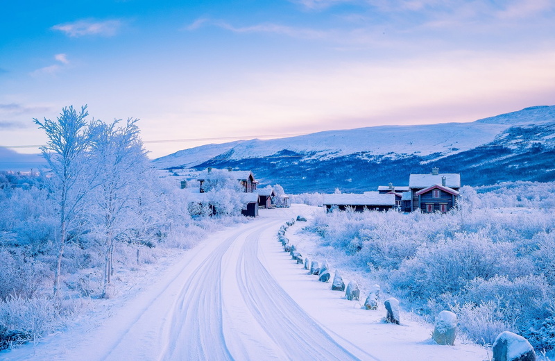 nature, cabin, calm, mountains, road, snow, winter, hills, town, blue, house, cyan, frost, landscape, shrubs, stones, 1080P, hut, sky