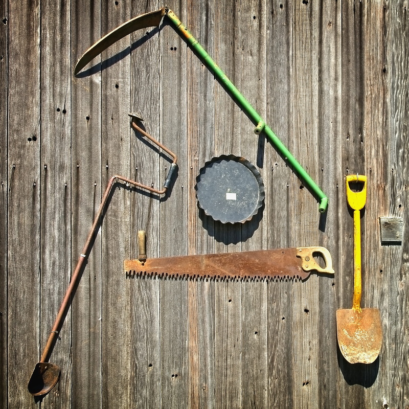 saw, equipment, rural, hand tool, day, farmland, no people, working, nail, outdoor, diy, 2K, country, tool, still life, garden, plank, agriculture, table
