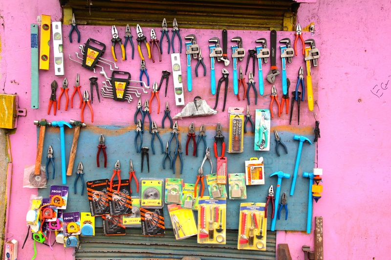 5K, hanging, pliers, hand, hand tool, work tool, metal, craft, variation, built structure, workshop, hand saw, work, hammer, no people, day, arrangement