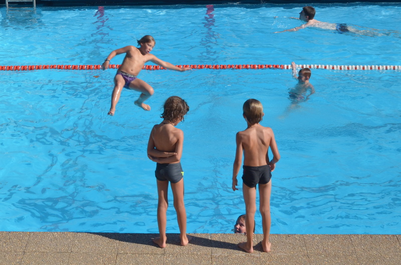 shirtless, plongeon, swimming pool, enfants, 4K, pool, jeux, women, outdoors, rear view, swimwear, swimming, men, eyewear, water, clothing, group of people