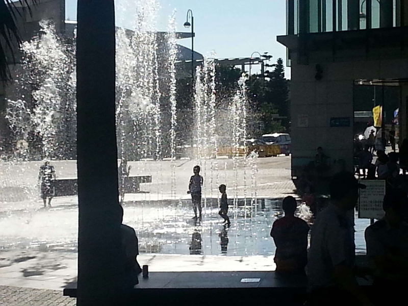 women, architecture, outdoors, spraying, motion, building exterior, fontaine, flowing water, enfant, medium group of people, group, group of people, water