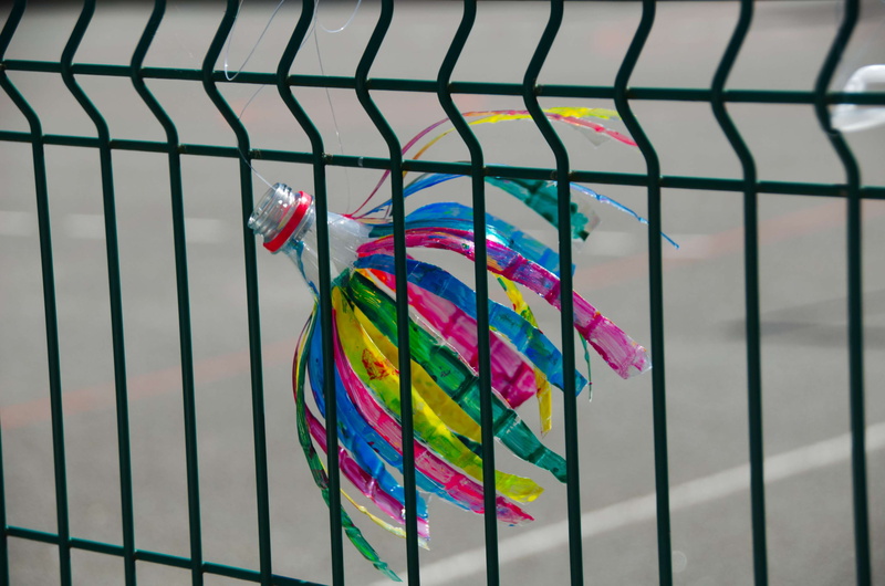 enfants, boundary, fence, recyclage, multi colored, jeux, cologie, protection, hanging, barrier, glass - material, day, security, indoors, 4K, close-up