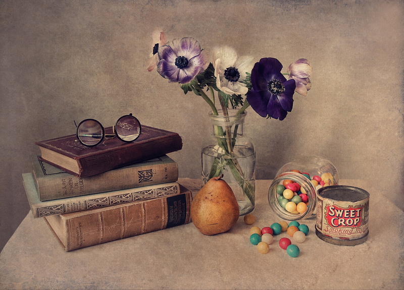 text, no people, glasses, container, clear, centerpiece, 1080P, decoration, vase, metal, pear, two, book, beauty in nature, indoors, purple, white, flowers