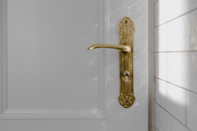 elegance, antique, entrance, doorknob, elegant, copy space, white, wall - building feature, knob, gold colored, safety, wood - material, gold, day, handle