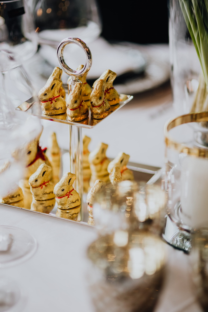 ready-to-eat, selective focus, crockery, container, table, bunnies, golden, still life, close-up, 4K, lindt, tray, bunny, indoors, easter, chocolate, freshness