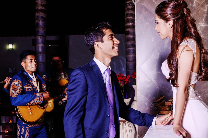 band, nightclub, direct, young adult, young men, young women, happy, hearts, decoration, night, man, lighting, males, kiss, intrumentos, 4K, well-dressed