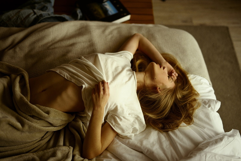brunette, women, belly, 1080P, T-shirt, in bed, ribs, lying on back, blonde