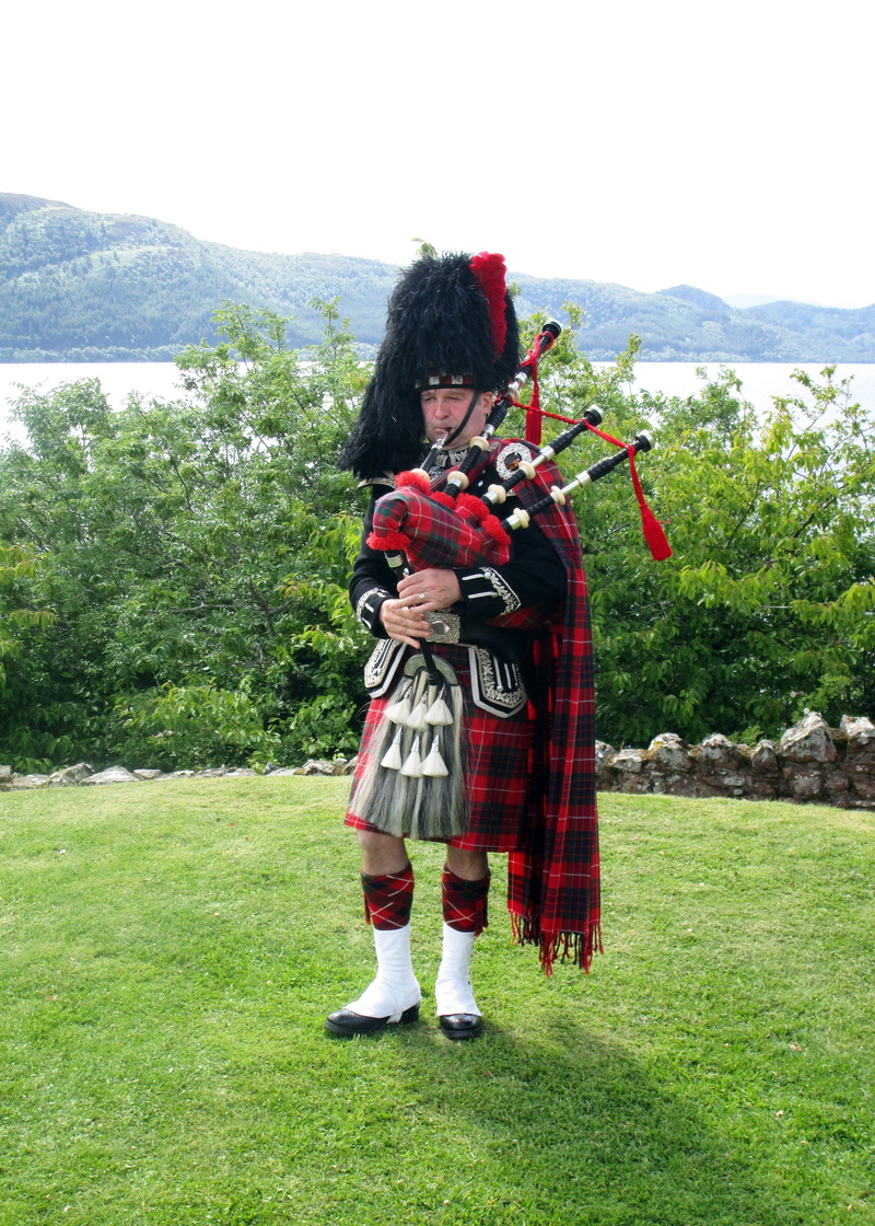 scotsman, uniform, period Costume, standing, musician, bagpiper, day, land, lifestyles, cultures, men, people, Instrument, traditional, children only, beauty in nature