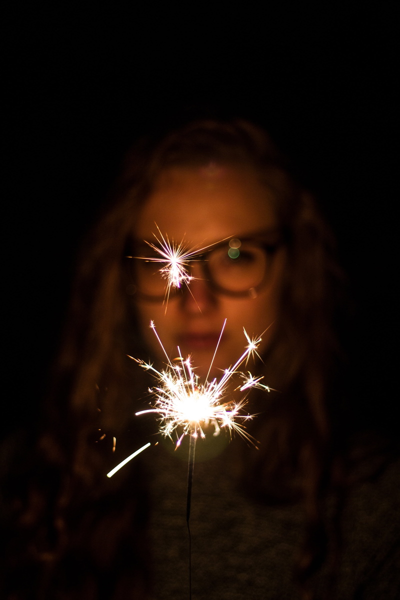 star thrower, lights, hairstyle, injection candle, sprühkerze, star sprayer, one person, hell, celebration, holding, women, fireworks, illuminated, blurred motion