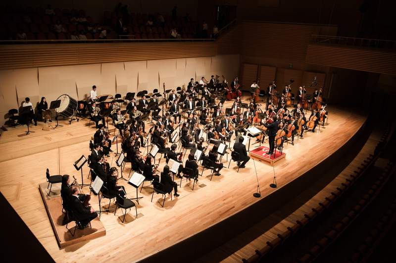 architecture, women, men, orchestra, student, waiting, event, high angle view, seongnam arts center, 5K, real people, indoors, uniform, sitting, group of people