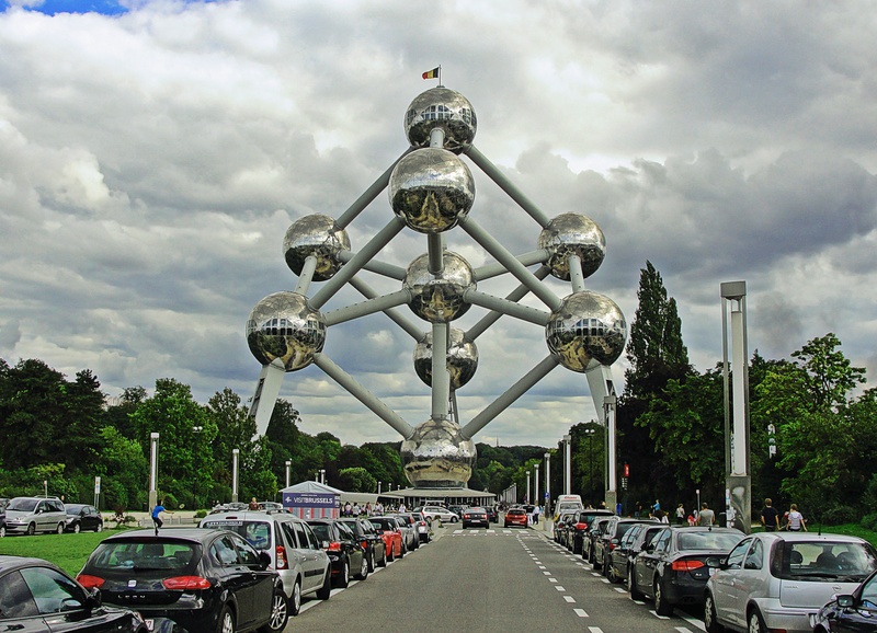 land vehicle, travel, daytime, traffic, belgium, incidental people, city, 2K, atomium, road, building exterior, heysel park, gray, brussels, street, sky