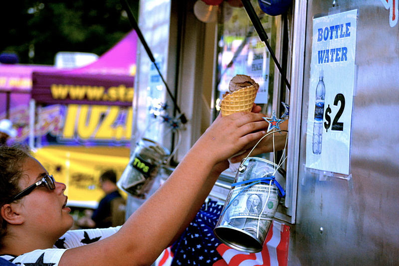 vendor, human hand, real people, unhealthy eating, food truck, sweet food, 4K, ice cream, holding, amusement park, one person, worlds fair park, day, hand