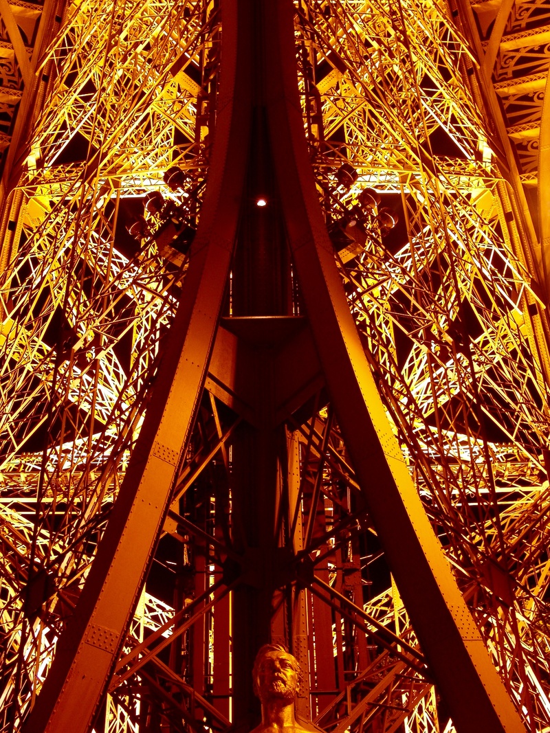 abendstimmung, low angle view, outdoors, transportation, urban Scene, nature, no people, 2K, tourism, lighting, eiffel tower, evening, directly below