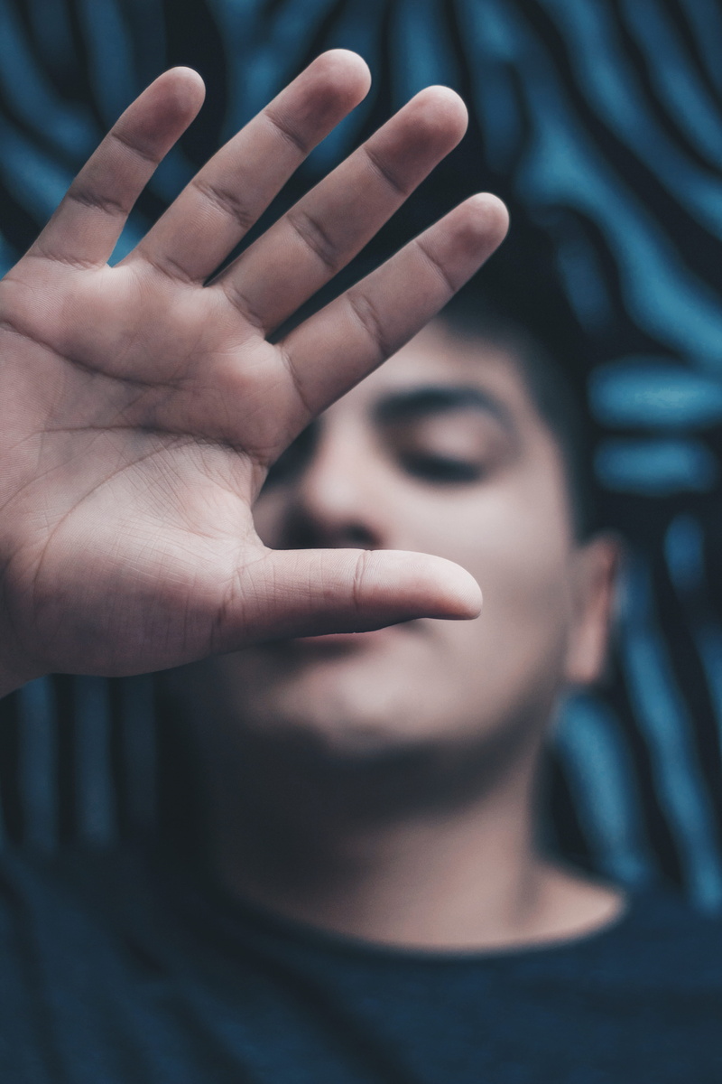 hand, focus on foreground, human face, indoors, leisure activity, young adult, seriedad, real people, orizaba, 5K, human finger, obscured face, tristeza