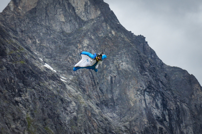 extreme sports, base jumping, parachute, beyser, 2K, container, flight, rocks, pilot, helmet, wingsuit, mountains, camera