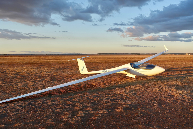 sky, glider, land, sailplane, beauty in nature, day, sea, sport, outdoors, horizon, aviation, nature, wings, mode of transportation, sand, beach, transportation