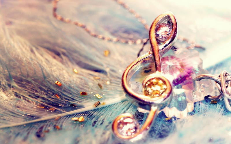 clef, gold colored, no people, luxury, diamond, treble, wedding ring, still life, water, metal, 1080P, selective focus, notes, g, gold, wealth, pendant