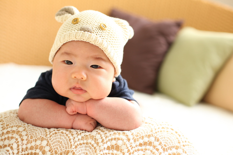 furniture, focus, photo, babyhood, cap, wearing, indoors, child, hat, knit, profile, cute, bed, the arms should der chin, lying on front, 50 days, 5K