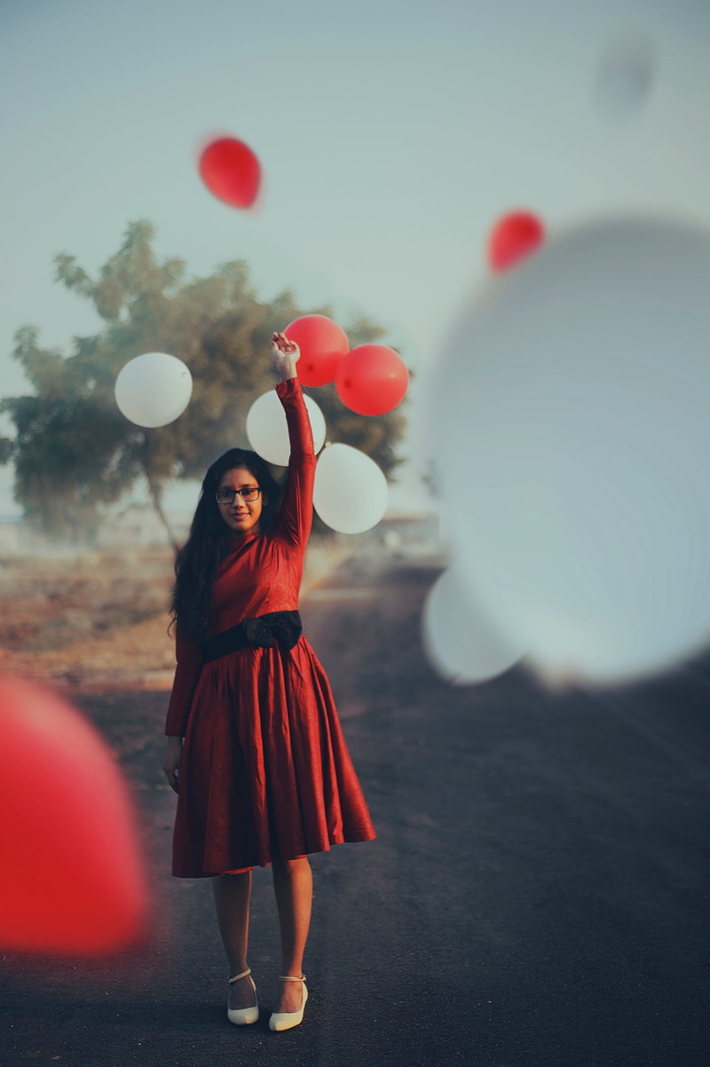 beautiful, 1080P, holding, hairstyle, outdoors, leisure activity, red, people, caucasian Ethnicity, joy, sleeved, clothing, full length, red long, cheerful