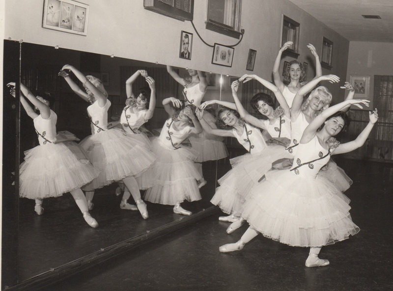 1080P, girls, leisure activity, tutu, dance, innocence, group of people, studio, real people, photo, females, woman, full length, performance, retro-styled