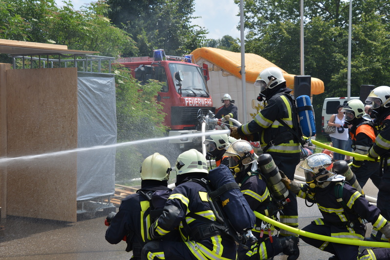 delete exercise, protective suit, fire fighter, gas mask, fog, headwear, emergency, outdoors, teamwork, water pressure, brand, breathing apparatus, feuerloeschuebung
