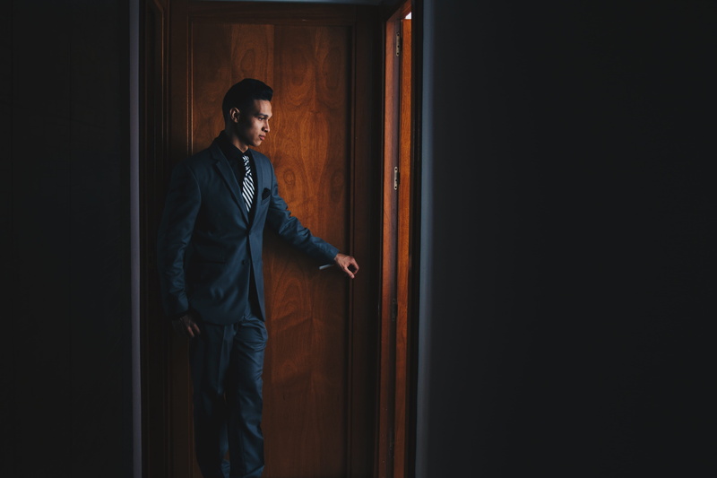 wooden door, wooden, indoors, males, 4K, man, la, real people, copy space, one person, dark, entrance, retrato, espera, young adult, wedding, front view