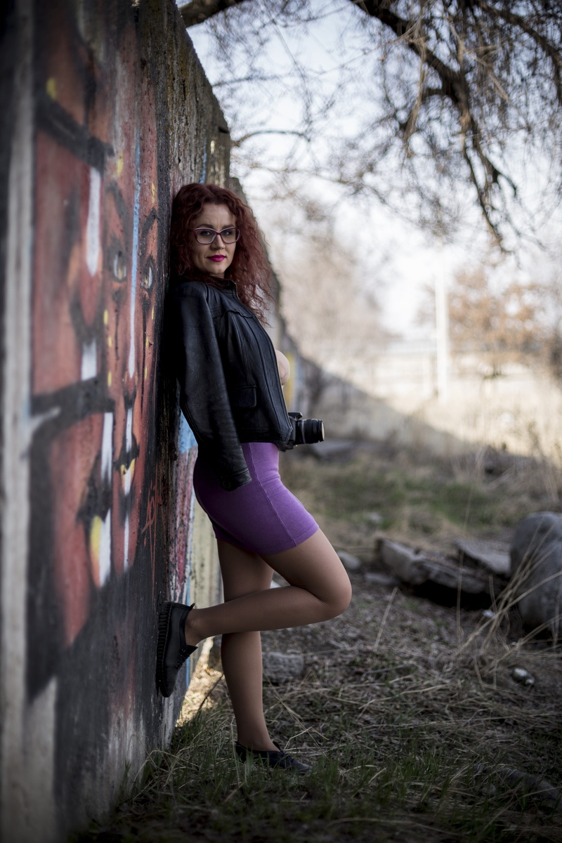 young adult, casual clothing, lifestyles, girl, one, real people, hair, women, looking at camera, style, woman, young women, full length, standing, portrait