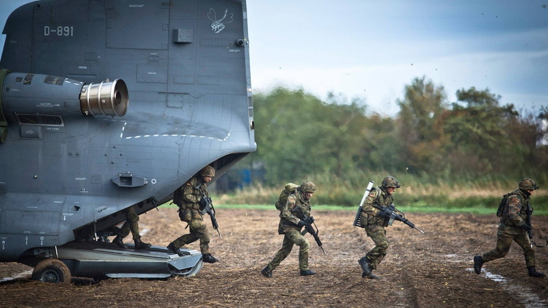 Boeing CH 47 Chinook, group of people, fighting, 1080P, government, armed forces, weapon, transportation, conflict, men, military uniform, Military Aircraft